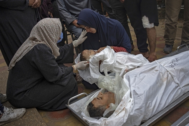 El dolor de dos madres palestinas ante los cuerpos de sus respectivos hijos, muertos en Jan Younis, sur de la Franja.