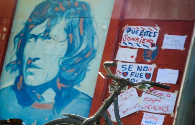 Homenaje. Un mural recuerda al Trinche Carlovich en la cancha charrúa.