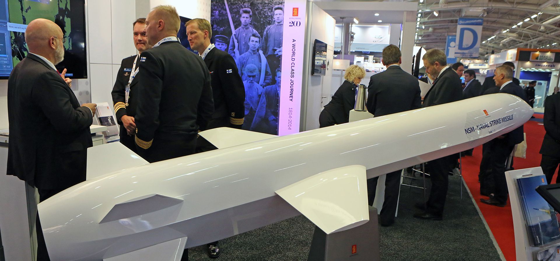 Visitantes se congregan junto a una exhibición del misil naval NSM, fabricado por la empresa noruega Kongsberg y presentado en la feria Euronaval, en Le Bourget, al norte de París, Francia, el miércoles 29 de octubre de 2014. (Foto AP/Remy de la Mauviniere) Visitantes se congregan junto a una exhibición del misil naval NSM, fabricado por la empresa noruega Kongsberg y presentado en la feria Euronaval, en Le Bourget, al norte de París, Francia, el miércoles 29 de octubre de 2014. (Foto AP/Remy de la Mauviniere)