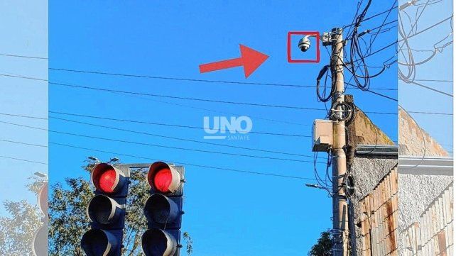 Cámara clave. En la esquina de Calquines y Dorrego hay un domo de seguridad que habría registrado con claridad el paso del vehículo en fuga instantes después del choque y abandono del menor. Cámara clave. En la esquina de Calquines y Dorrego hay un domo de seguridad que habría registrado con claridad el paso del vehículo en fuga instantes después del choque y abandono del menor.