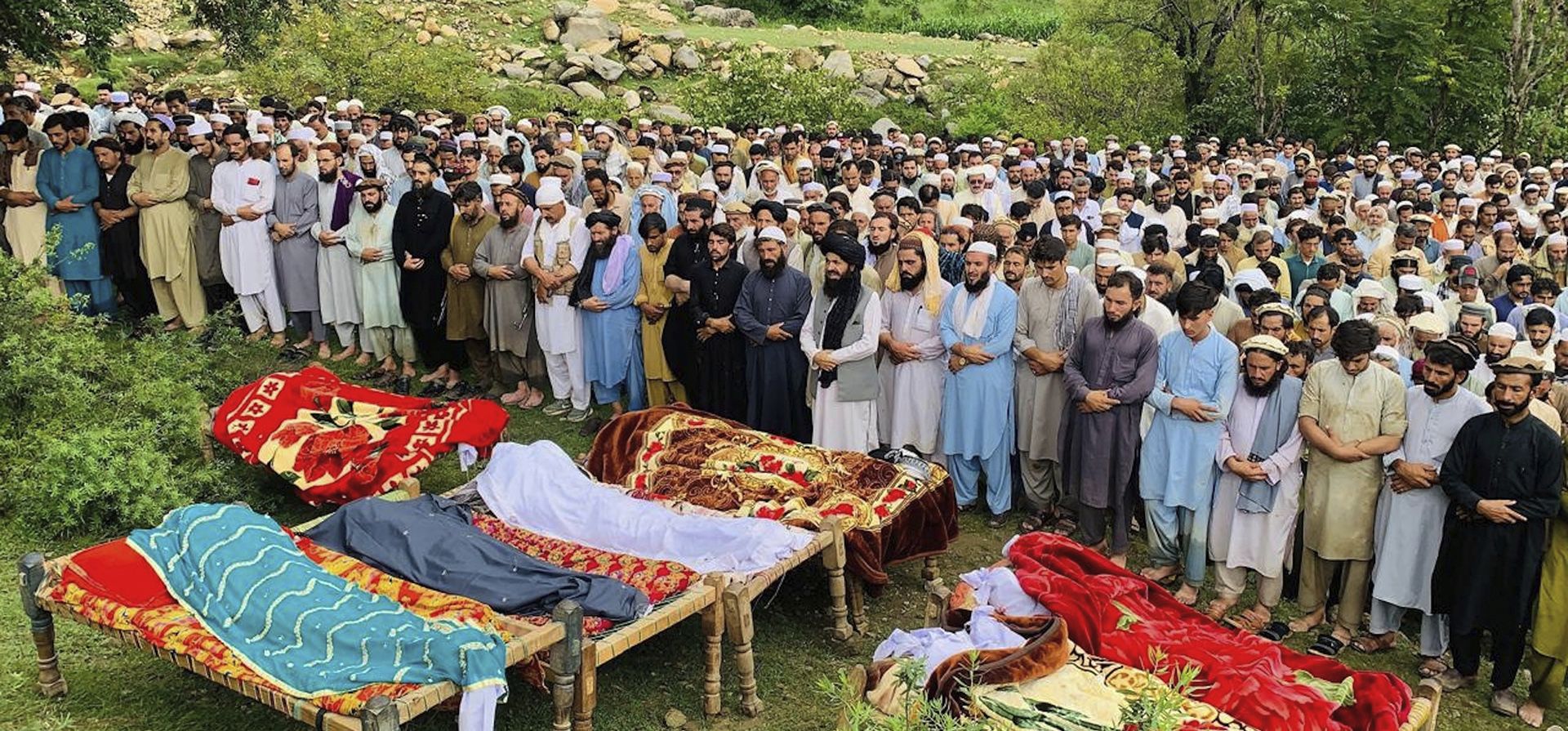 La gente asiste a las oraciones fúnebres de las víctimas de un aguacero en Salarzai, Pakistán, el viernes 15 de agosto de 2025. (Foto AP/Anwarullah Khan) La gente asiste a las oraciones fúnebres de las víctimas de un aguacero en Salarzai, Pakistán, el viernes 15 de agosto de 2025. (Foto AP/Anwarullah Khan)