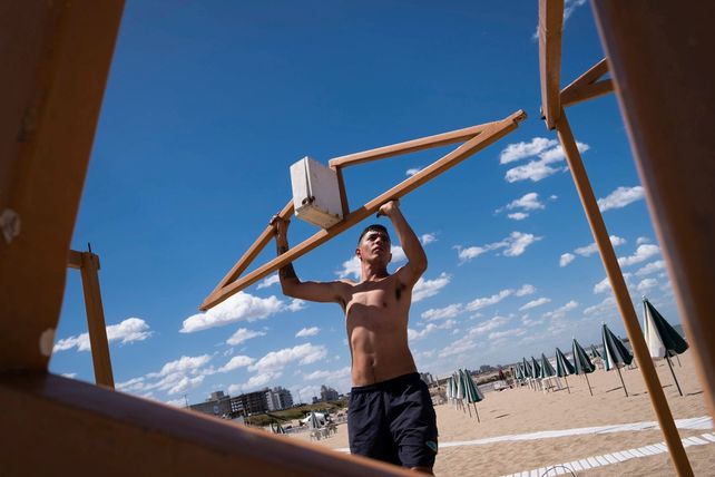 Desarman cientos de carpas en Mar del Plata para ampliar las playas