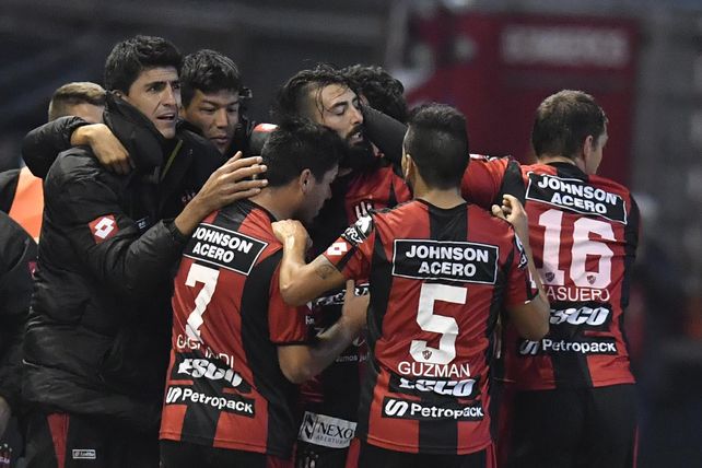 Los hombres del Rojinegro celebran el gol tan ansiado. Foto Telam.&nbsp;