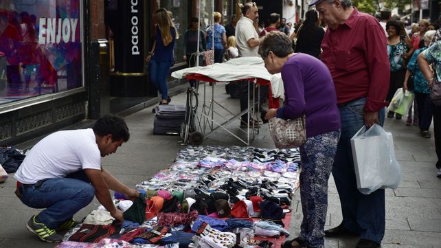 La presencia de vendedores en las calles del centro rosarino ya es una escena habitual.