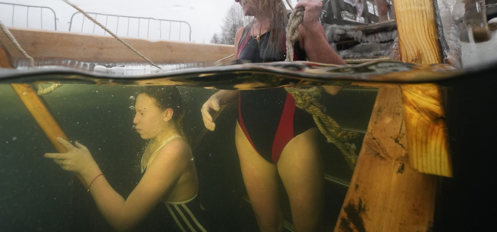 Creyentes ortodoxos rusos se sumergen en el agua helada durante una celebración tradicional de la Epifanía en San Petersburgo, el miércoles 19 de enero de 2022. Miles de seguidores de la Iglesia Ortodoxa Rusa se sumergieron en ríos y estanques helados en todo el país para conmemorar la Epifanía, limpiándose con agua considerada santa para el día. La temperatura en San Petersburgo es -1C (30F).