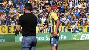 Ortiz recibe instrucciones de Carlos Tevez en medio del partido. El volante se está afianzando en primera.