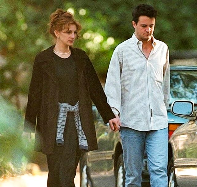 Matthew Perry y Julia Roberts caminando de la mano en 1995