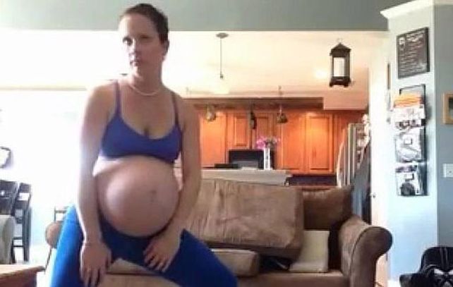 La mujer baila durante casi tres minutos y medio para inducir el parto.
