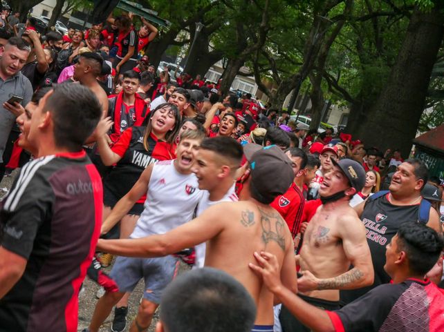 Los hinchas coparon el Parque Independencia en la previa del choque con Boca