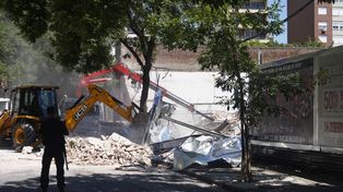 Una medianera de 40 metros de largo es derrumbó sobre la calle, mientras una obra desmantelaba la estructura de los otrora depósitos de la empresa de correos OCA