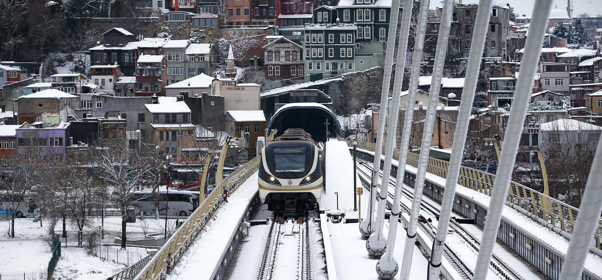 Un tren pasa sobre el puente del Cuerno de Oro en Estambul. Los equipos de rescate despejaron el martes las carreteras que se habían paralizado después de que un frente frío masivo y las tormentas de nieve azotaran gran parte de Turquía y Grecia.