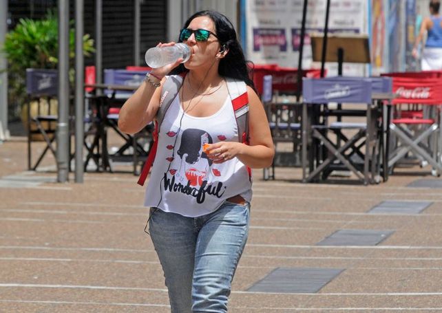 Para este jueves rige un alerta por altas temperaturas. Recomendaciones: tomar mucha agua y evitar la exposición directa al sor.&nbsp;