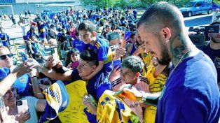 Darío Benedetto firma autógrafos en Córdoba. El delantero será titular en Boca.