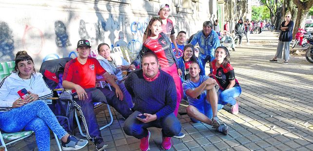 Paciencia. Hinchas enfundados con camisetas y remeras de Ñuls aguardan&nbsp; que les llegue el turno.