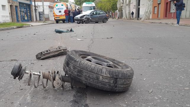 Violento choque frontal entre dos autos en la zona norte de Rosario