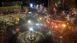 De oeste a este, distintas ciudades del mundo le pusieron brillo y color a la llegada de 2013