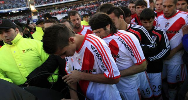 River Descendió A La B Nacional Y Los Hinchas Desataron Su Furia En El ...