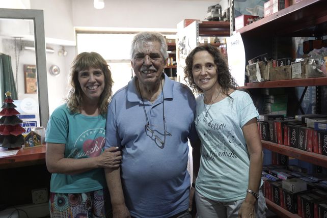 Cacho Viglione, el electricista del automotor más famoso de zona sur, cuenta su vida y obra