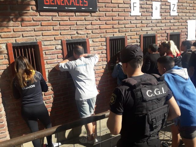 Inconvenientes y demoras en el primer día de canje de entradas