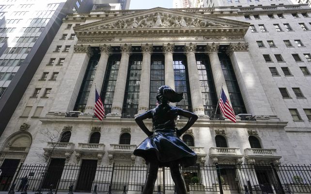 La estatua de Fearless Girl frente a la Bolsa de Valores de Nueva York en el distrito financiero de Nueva York. Las acciones han tenido un comienzo sólido en Wall Street