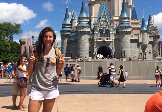 Halló un ticket que su papá compró hace 22 años para ir a Disney y se llevó una sorpresa