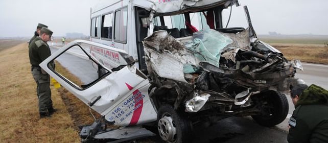 La Mercedes Benz Sprinter se estrelló contra el camión que circulaba en el mismo sentido. La ruta estaba en buenas condiciones y no se observaron frenadas en el lugar del choque.