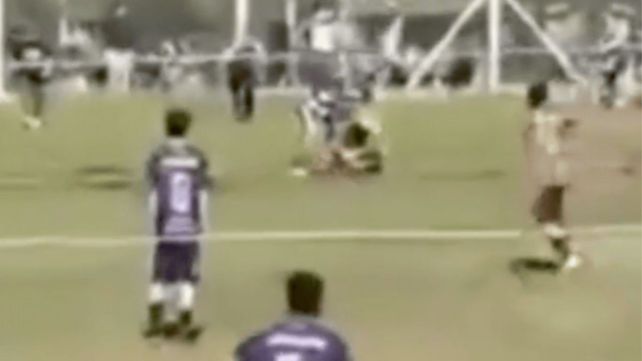 Un chico golpeó y tiró al piso al rival ni bien terminó el partido jugado en San Lorenzo. (Imagen de video)