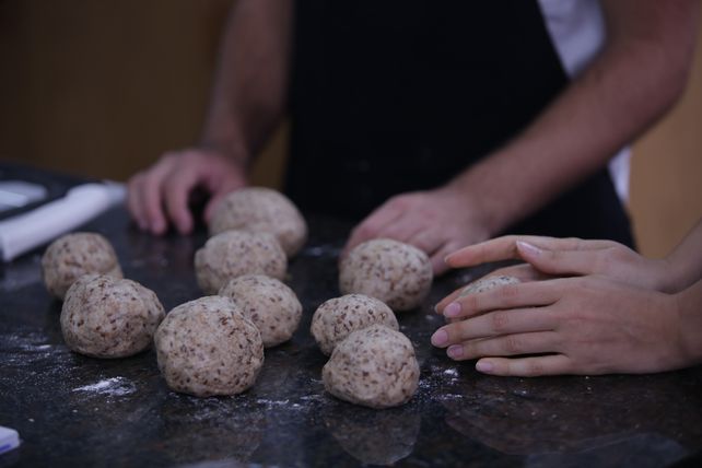 Estudiantes de Nutrición enseñan a preparar pan integral y mayonesa de zanahoria