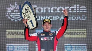 Diego Azar cruzó primero la línea de meta y festejó en la prueba final del Top Race V6. (Foto Gentileza Nacho Rollano)