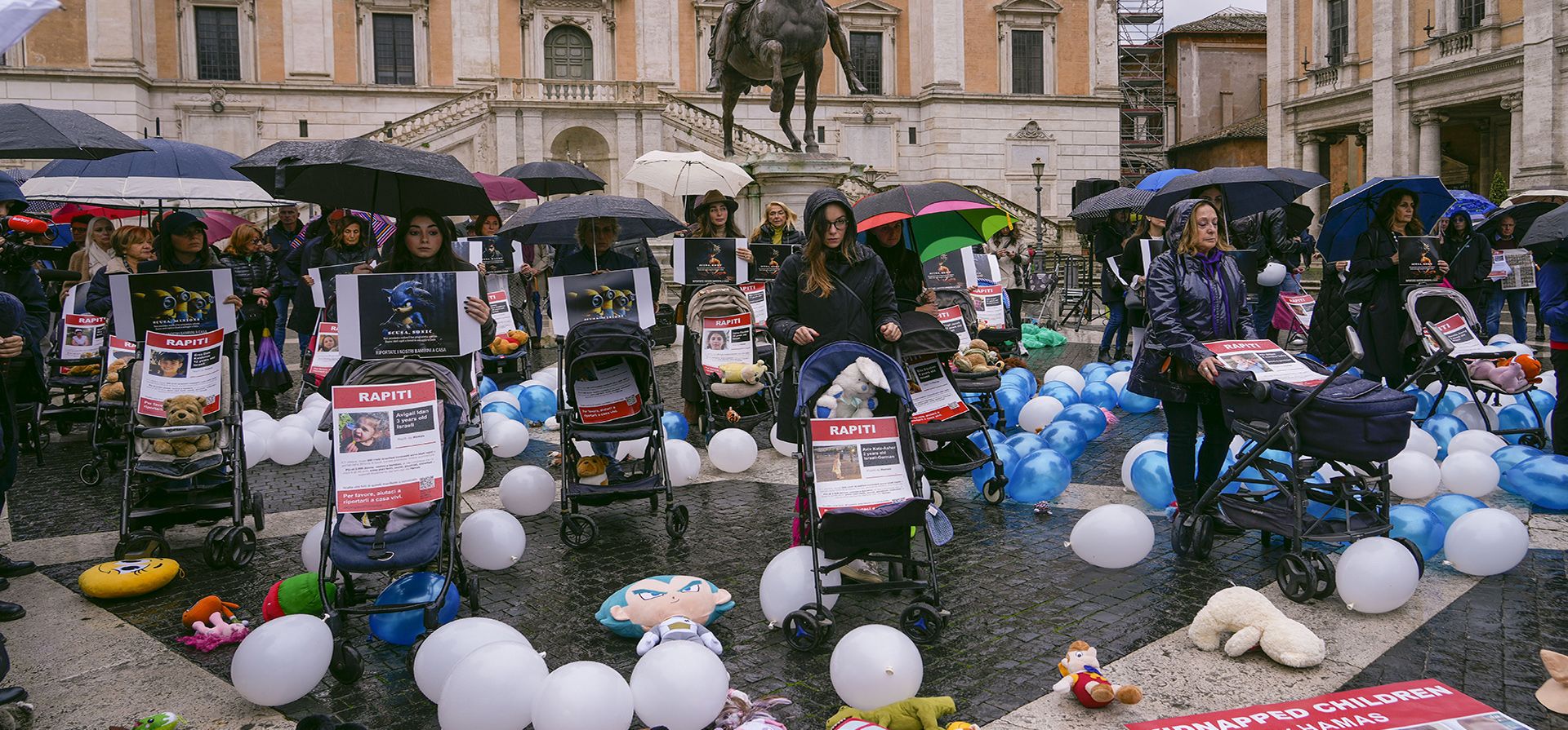 Miembros de la comunidad judía de Roma sostienen un cochecito vacío con carteles con los rostros y nombres de niños que se cree que fueron tomados como rehenes por Hamás durante una vigilia en apoyo a Israel frente al Capitolio de Roma, el martes 7 de noviembre de 2023. (Foto AP/Domenico Stinellis) Miembros de la comunidad judía de Roma sostienen un cochecito vacío con carteles con los rostros y nombres de niños que se cree que fueron tomados como rehenes por Hamás durante una vigilia en apoyo a Israel frente al Capitolio de Roma, el martes 7 de noviembre de 2023. (Foto AP/Domenico Stinellis)