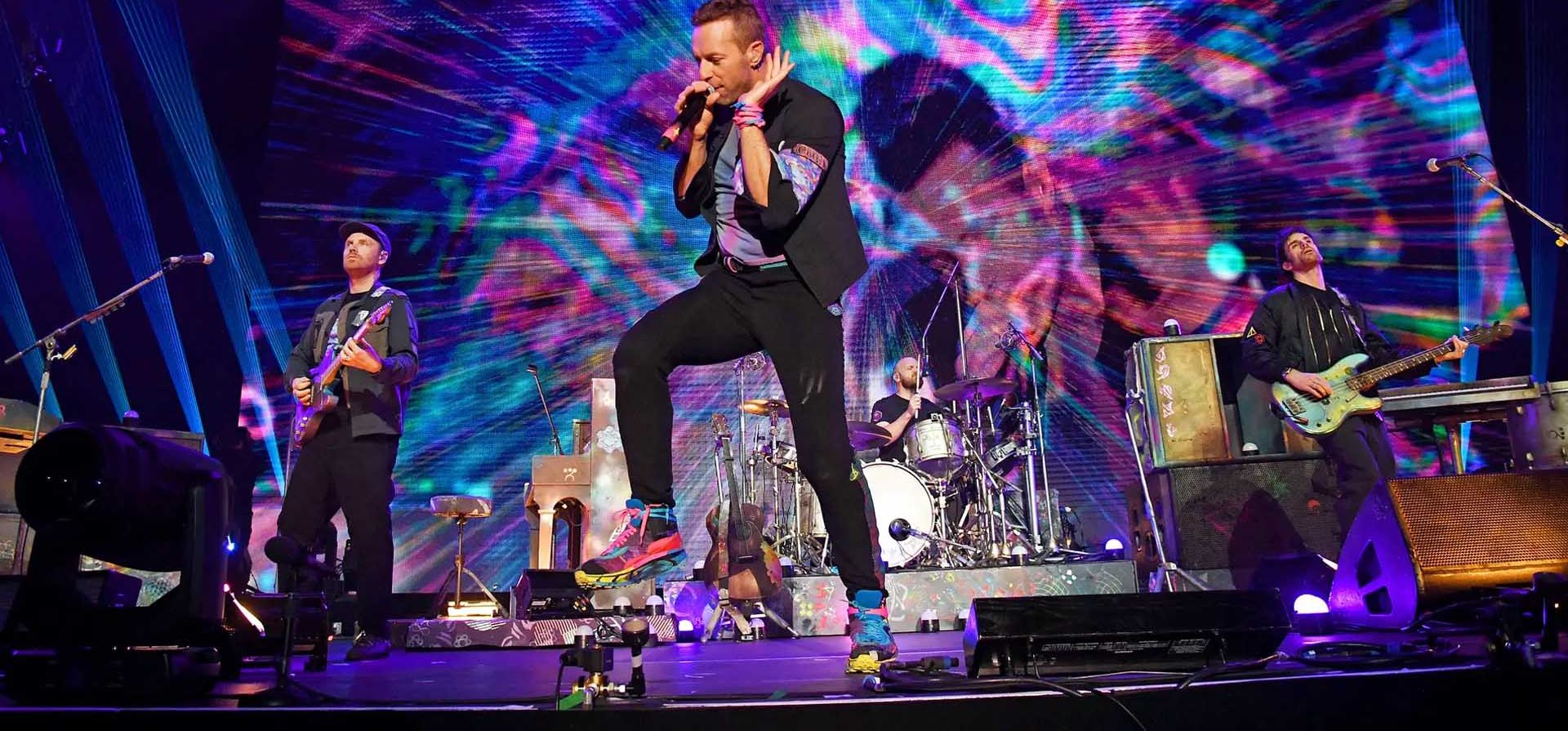 Inglewood, Estados Unidos, Chris Martin, lider de la banda Coldplay hace su presentación en el iHeartRadio Alter EGO 2022.