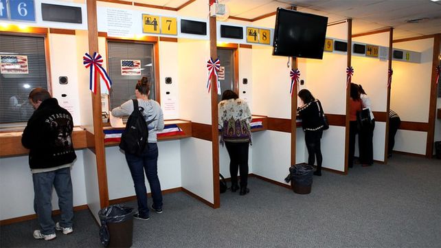 Gente tramitando la emisión de visa de turismo y negocios en la embajada de Estados Unidos de Buenos Aires.