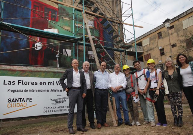 Con un mural, artistas y vecinos le dan vida y color a los monoblocks del barrio Las Flores II