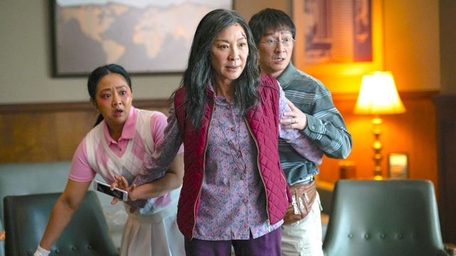 “Todo en todas partes al mismo tiempo” está protagonizada por Michelle Yeoh (centro).