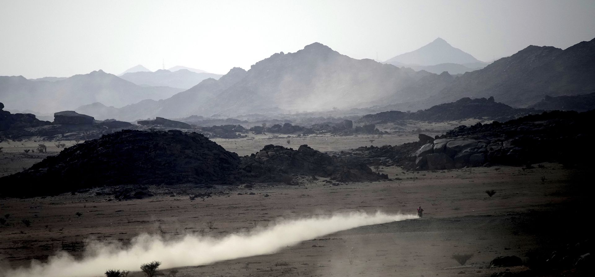 Un motociclista compite durante el prólogo del Rally Dakar en Bisha, Arabia Saudita, el viernes 3 de enero de 2025. (Foto AP/Christophe Ena)