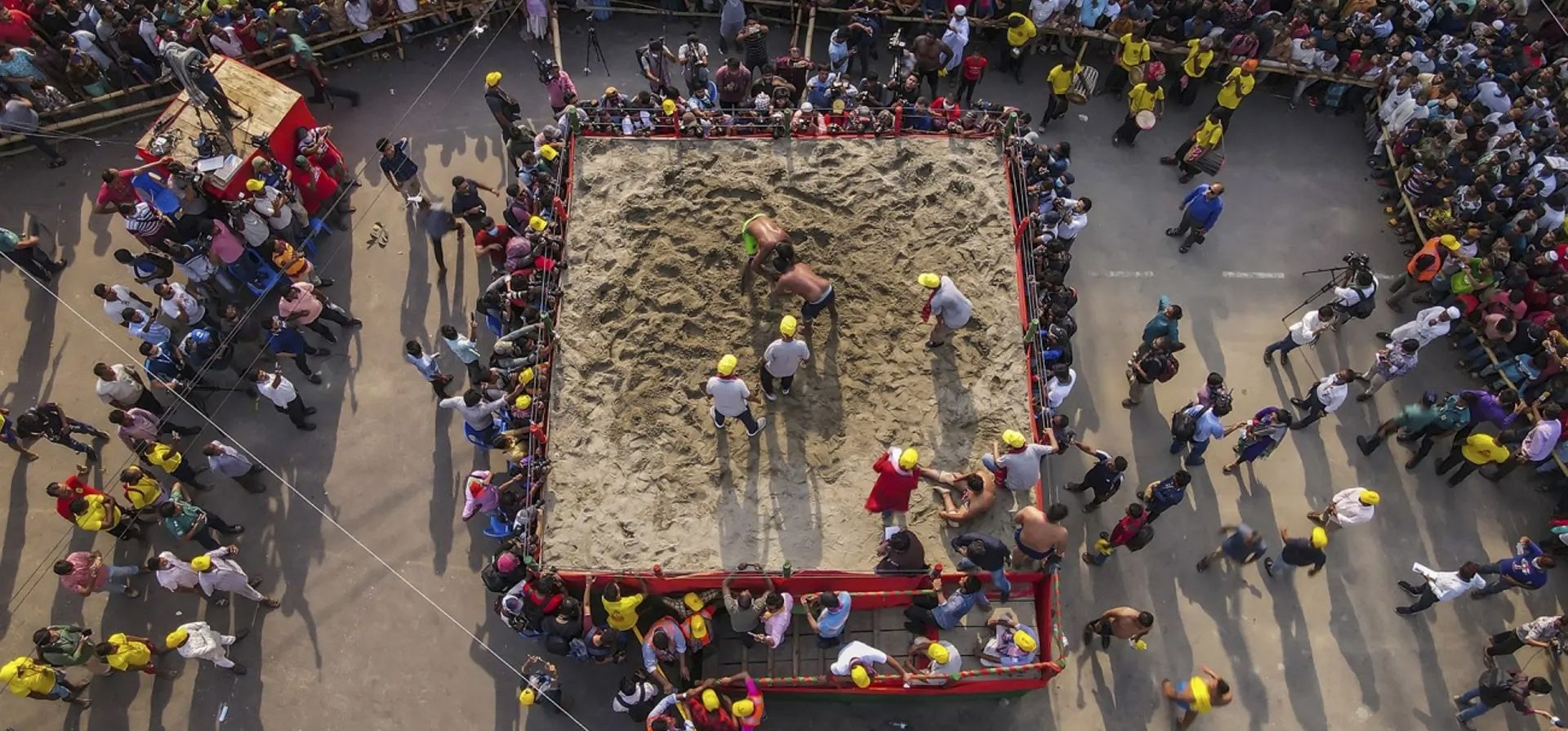 Boli Khela tradicional por Muhammad Amdad Hossain. Boli Khela (lucha tradicional), visto aquí en Laldighi Maidan en Chattogram, se ha convertido en una parte integral de la cultura popular de Bangladesh.