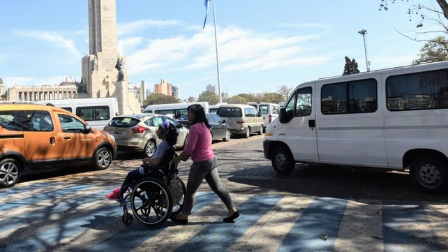 Una multitud en el Monumento reclamó que frenen los ajustes a prestadores de servicios para discapacitados