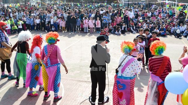 Felices. Los chicos disfrutaron de la actuación de La Gordini y el clown Gustavo Tuti Núñez.