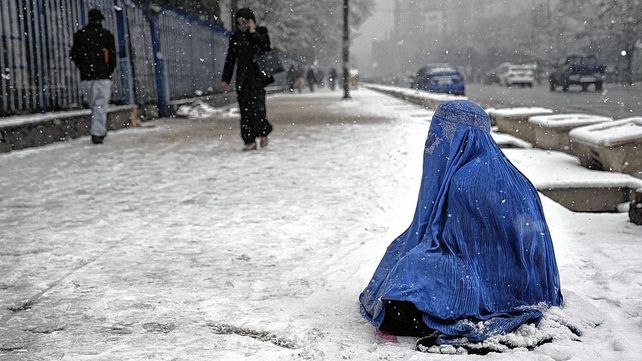 Los talibanes imponen el burka a mujeres para no provocar