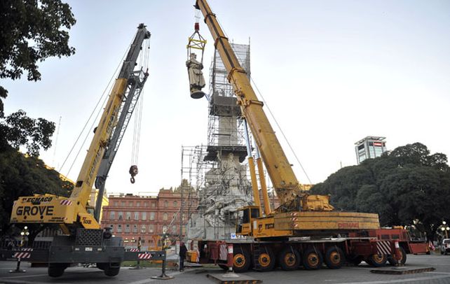 Acción. El retiro de la escultura de su pedestal ayer a la tarde.