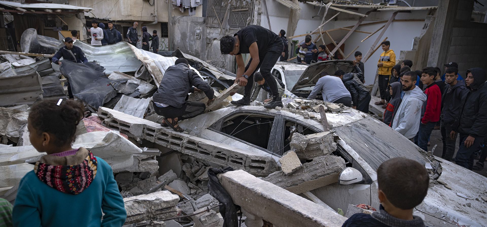 Palestinos inspeccionan una casa después de que fuera alcanzada por un bombardeo israelí en Rafah, en el sur de la Franja de Gaza, el miércoles 20 de diciembre de 2023. (Foto AP/Fatima Shbair) Palestinos inspeccionan una casa después de que fuera alcanzada por un bombardeo israelí en Rafah, en el sur de la Franja de Gaza, el miércoles 20 de diciembre de 2023. (Foto AP/Fatima Shbair)