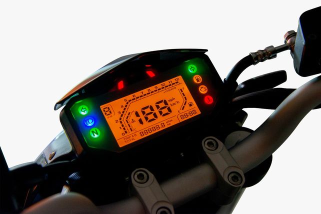 Tiene una instrumentación (como el tablero) de alta tecnología.