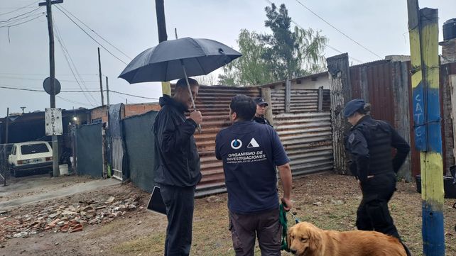 El fiscal patricio Saldutti trabaja en la casa donde fue hallado el cadáver de un hombre calcinado en la zona oeste de Rosario. El fiscal patricio Saldutti trabaja en la casa donde fue hallado el cadáver de un hombre calcinado en la zona oeste de Rosario.