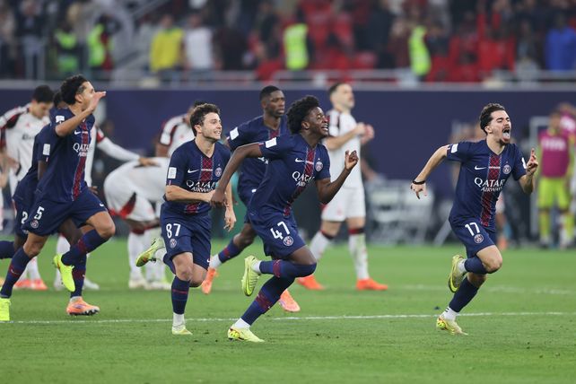 Los jugadores de PSG corren a celebrar la obtención de la Copa Intercontinental ante Flamengo.