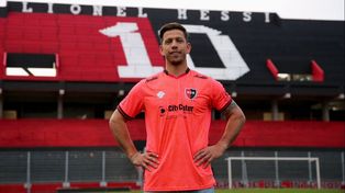 Juan Espínola tiene 30 años y actuó la última temporada en Belgrano de Córdoba. Había regresado en este mercado a Olimpia, donde jugó en las temporadas anteriores. Y ahora es de Newells.