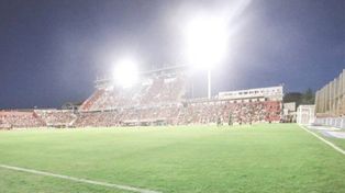 Llegaron las nuevas luminarias para el estadio 15 de Abril