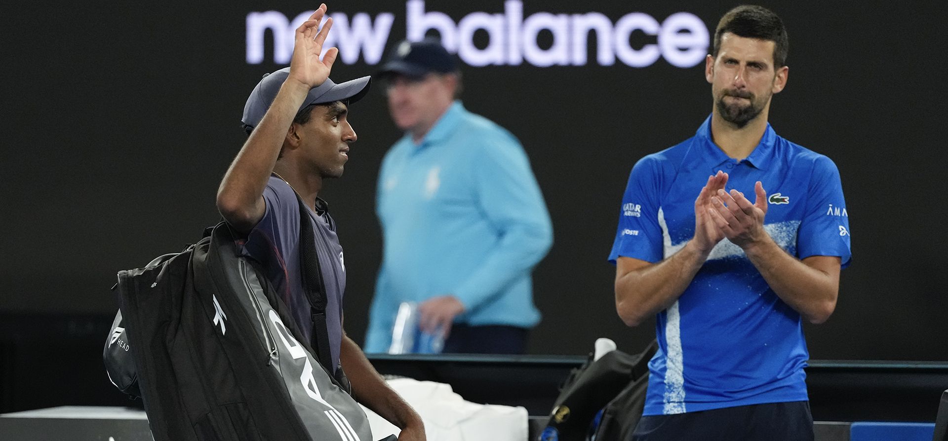 El estadounidense Nishesh Basavareddy saluda al salir del Rod Laver Arena tras su derrota en la primera ronda ante el serbio Novak Djokovic en el Abierto de Australia de tenis en Melbourne, Australia, el lunes 13 de enero de 2025. (Foto AP/Asanka Brendon Ratnayake) El estadounidense Nishesh Basavareddy saluda al salir del Rod Laver Arena tras su derrota en la primera ronda ante el serbio Novak Djokovic en el Abierto de Australia de tenis en Melbourne, Australia, el lunes 13 de enero de 2025. (Foto AP/Asanka Brendon Ratnayake)