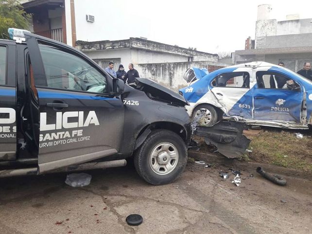 Impactados. La camioneta embistió al móvil policial 6623