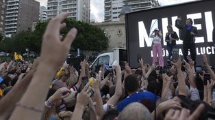 Milei cierra la campaña en Rosario con arenga libertaria en el parque España