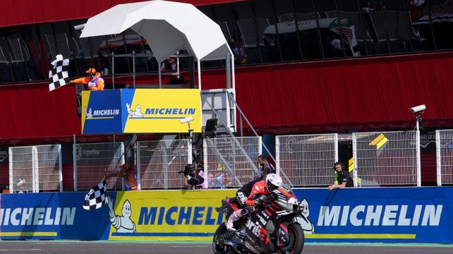 Momento cumbre. El piloto español Aleix Espagaró cruza la bandera a cuadros con la Aprilia y festejaría a pura emoción en Termas. Primer triunfo en MotoGP.